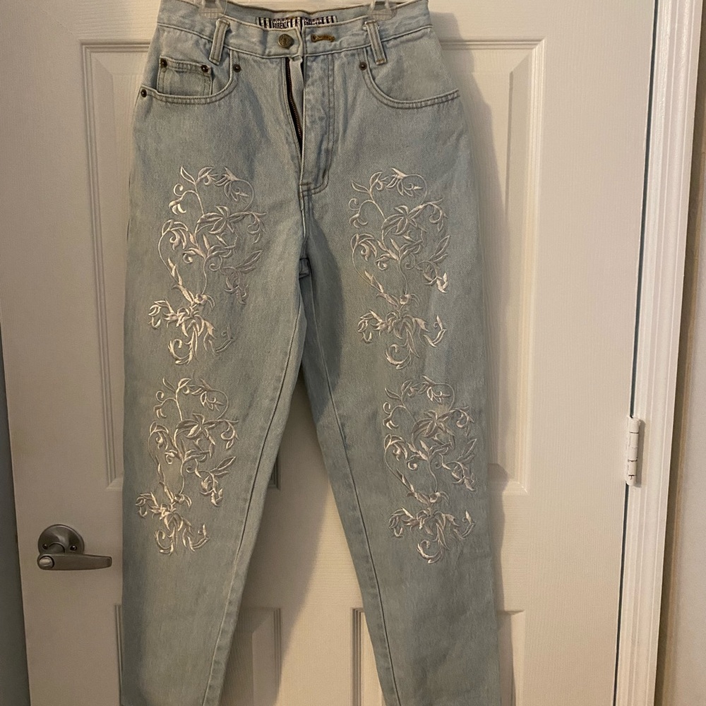 Vintage Forenza mom jeans with floral embroidery